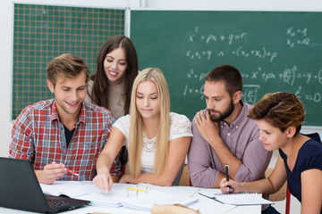fünft studenten arbeiten zusammen im seminar