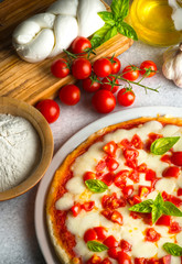 Obraz na płótnie Canvas Pizza on the table whit ingredients