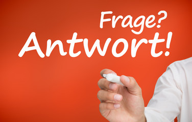 Hand writing frage and antwort with a marker