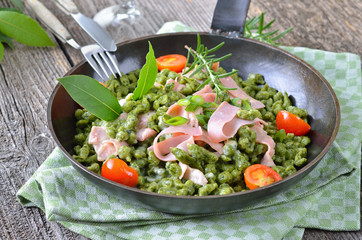 Südtiroler Spinatspätzle mit Parmesansoße und Schinken