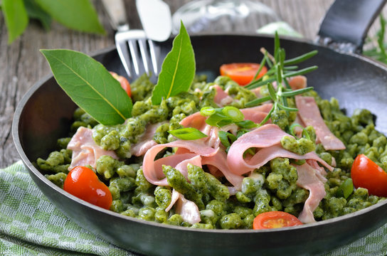 Spinatspätzle mit Parmesansoße und Schinken