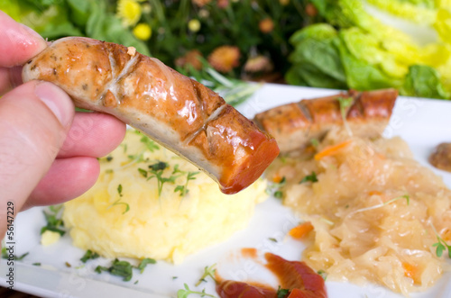 &amp;quot;Thüringer Bratwurst mit Sauerkraut und Kartoffelpüree&amp;quot; Stockfotos und ...