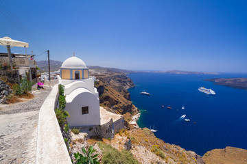 Fototapeta na wymiar Biały architektura miasta Fira na wyspie Santorini, Grecja