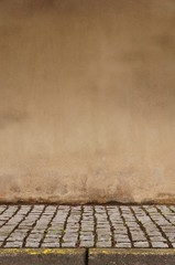Neutraler Hintergrund mit gepflastertem Boden