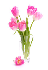 Fototapeta premium Bukiet różowych tulipanów w wazonie na białym tle