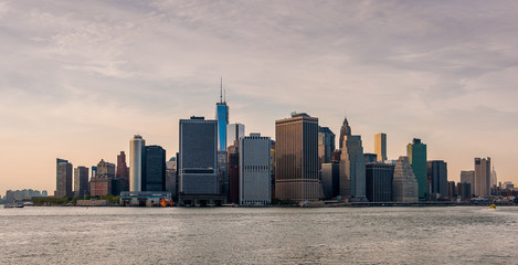 Obraz premium Sunset on the south of Manhattan with the east river