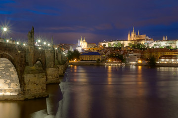 Fototapeta na wymiar Most Karola w Pradze góry
