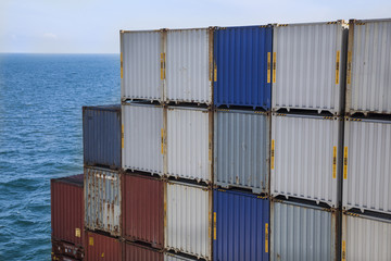Container auf einem Containerschiff