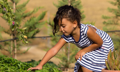bambina in giardino
