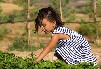 bambina in giardino