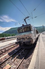 Fototapeta premium train en gare - bourg saint maurice
