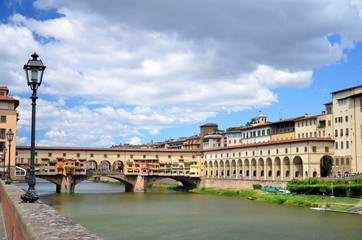 Piękny widok na Ponte Vecchio na rzece Arno, Florencja, Włochy