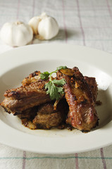 Fried pork spare ribs with garlic