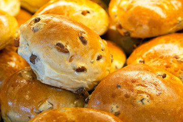 Rosinenbrötchen beim Bäcker