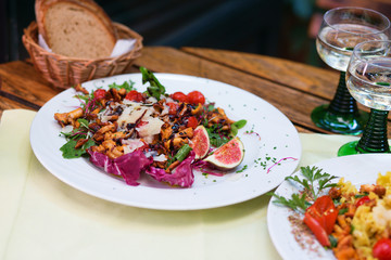Delicious salad with chanterelles and figues