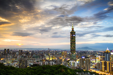 Naklejka premium Taipei, Tajwan wieczorna panorama dla reklam lub innych celów