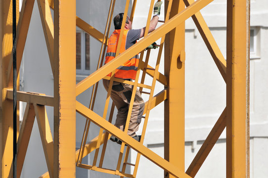L'ascension du grutier sur le chantier