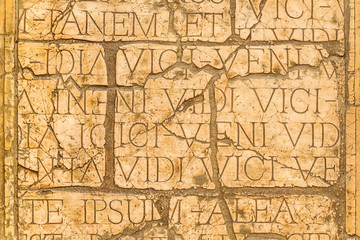 Fototapeta na wymiar Ściana z łacińskimi napisami i rzymskich inskrypcji i listów