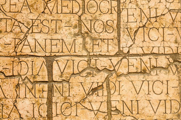 Fototapeta na wymiar Pęknięty tablica z łacińskim napisem i listów rzymskich