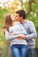 Obraz premium couple kissing outdoor in the park