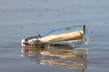 Flaschenpost am Strand