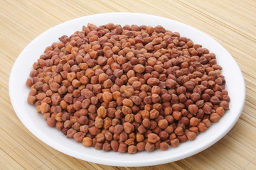 Dry raw organic chickpeas.