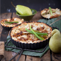 Birnentarte mit kandierten Knoblauch und Lauchzwieben