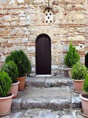 Fototapeta na wymiar Stary drewniany kościół drzwi