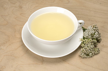 Schafgarbentee in weißer Teetasse