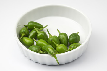 Weiße Schüssel mit grünen Chillis