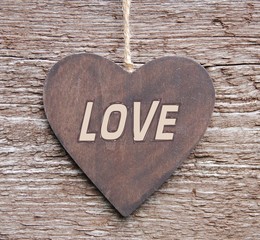 Herz aus Holz mit Aufschrift - Love