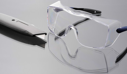 schutzbrille mit messer
