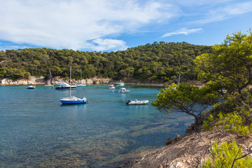 Fototapeta na wymiar Piękne zatoki wyspy Porquerolles we Francji