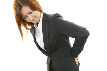 腰痛に悩むOL