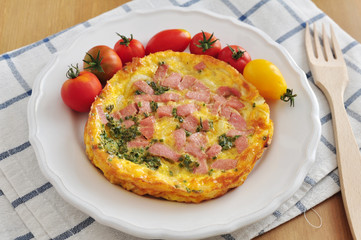Omlette mit Schinken und Tomaten