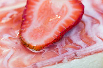 Erdbeer-Sahne-Fruchtschnitte