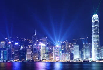Poster De skyline van Hong Kong bij nacht © leungchopan
