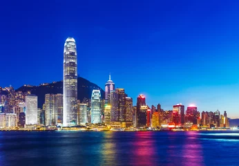 Fototapeten Skyline von Hongkong in der Abenddämmerung © leungchopan