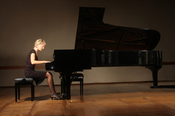 Grand piano pianist playing concert - obrazy, fototapety, plakaty