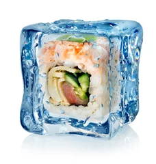 Küchenrückwand glas motiv Im Eis Sushi im Eiswürfel