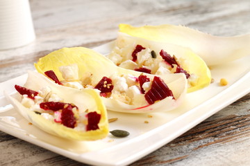 Endibias con remolacha, queso de cabra y frutos secos