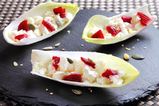 Endibias con remolacha, queso de cabra y frutos secos
