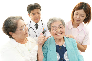 笑顔の高齢者と医療スタッフ