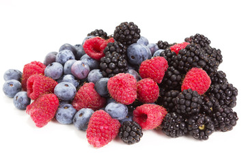 frutti di bosco su sfondo bianco