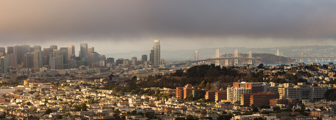 San Francisco en Bay Bridge Panorama op mistige zomermiddag