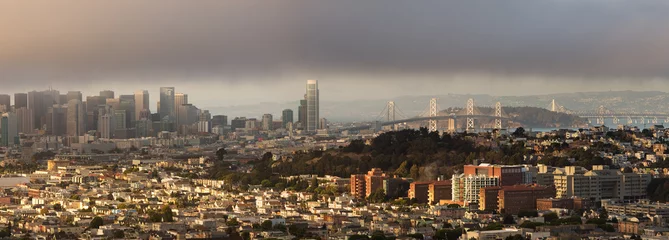 Selbstklebende Fototapeten San Francisco and Bay Bridge Panorama on Foggy Summer Afternoon © mtilghma