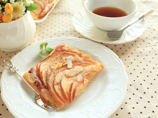 Apple pie and tea 