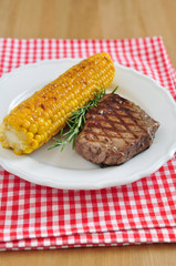 Steak mit gegrilltem Mais