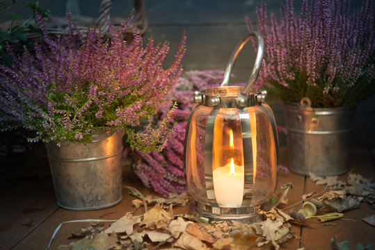 Herbstdekoration mit moderner Laterne