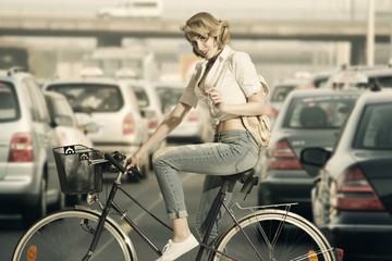 Obraz premium eco-friendly girl on a bicycle